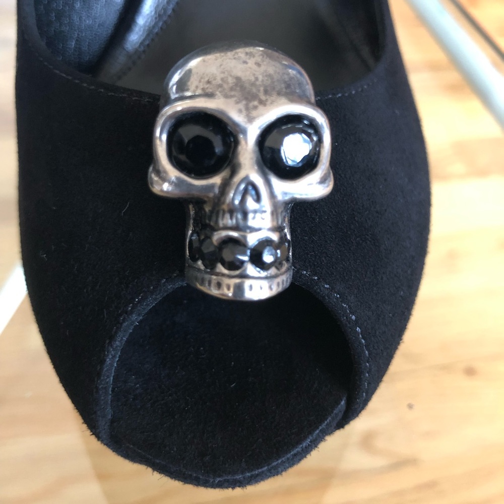 Alexander McQueen black suede skull pump